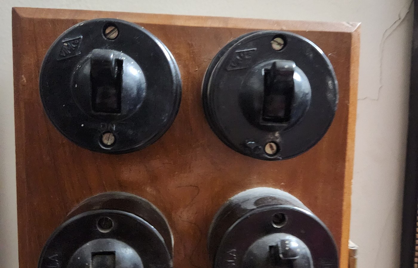 smart bulb placement in lamps, pendants and shaded fixtures where warm light matters for the Smart Light Switches vs Smart Bulbs: Which Upgrade Fits Your Room? guide