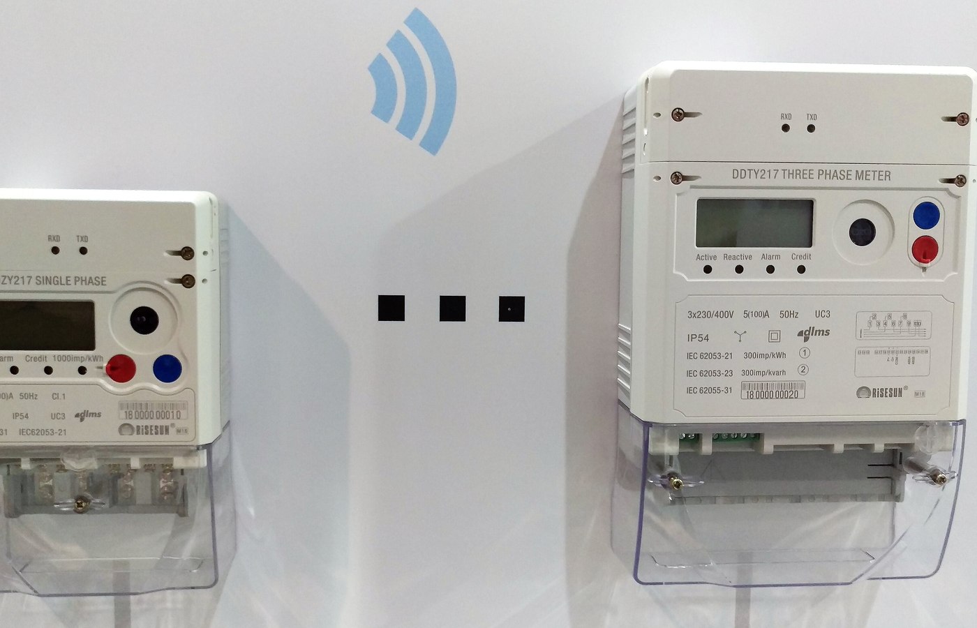Close view of energy monitor details used to check plug-in appliance checks and whole-home trend spotting