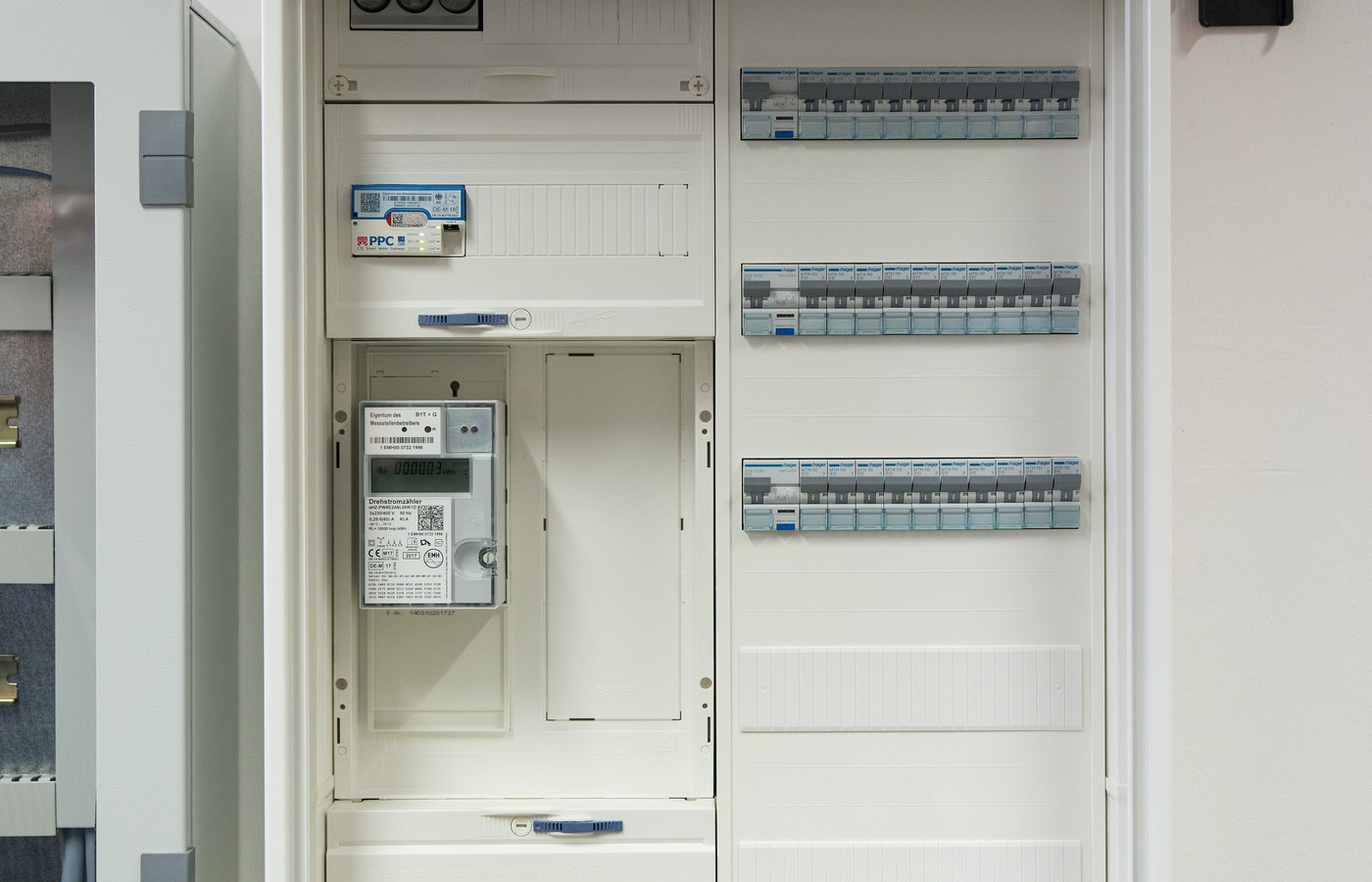 Close view of energy monitor details used to check plug-in appliance checks and whole-home trend spotting