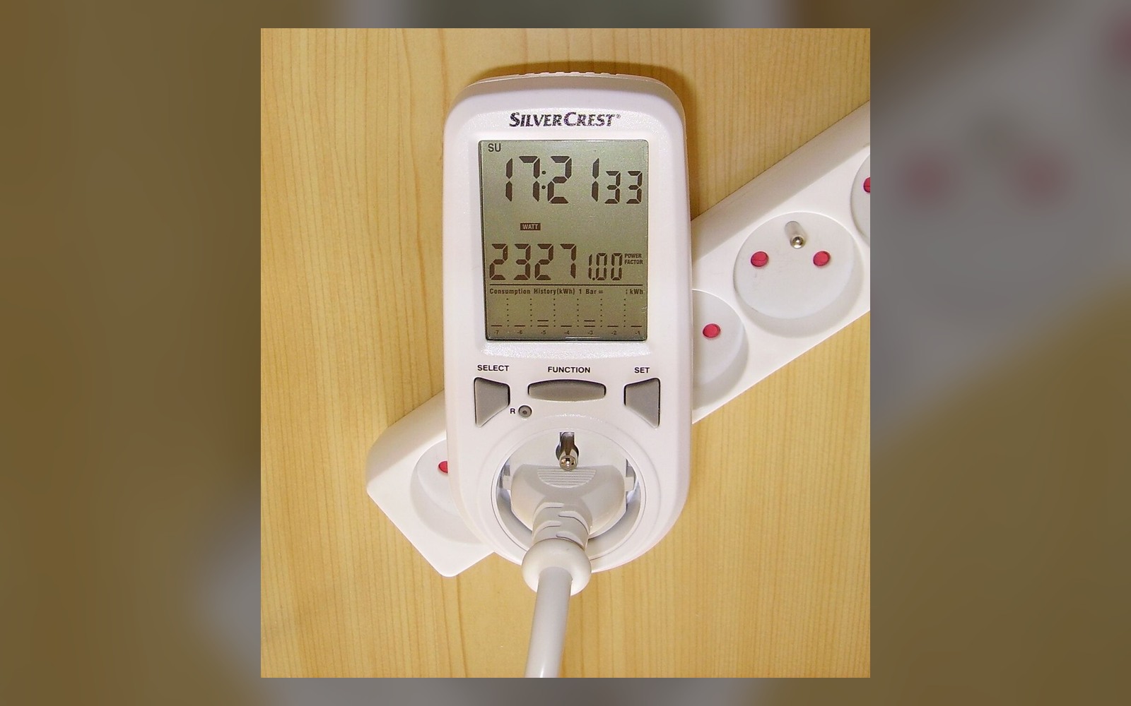 Plug-in electricity monitor displaying watts, power factor and accumulated energy use